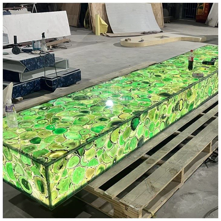 Bancadas de bar em ágata verde iluminadas